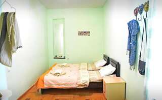 Гостевой дом Sky Guest House Тбилиси Трехместный номер, вид на сад-3