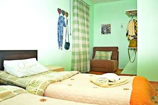 Гостевой дом Sky Guest House Тбилиси Трехместный номер, вид на сад-5